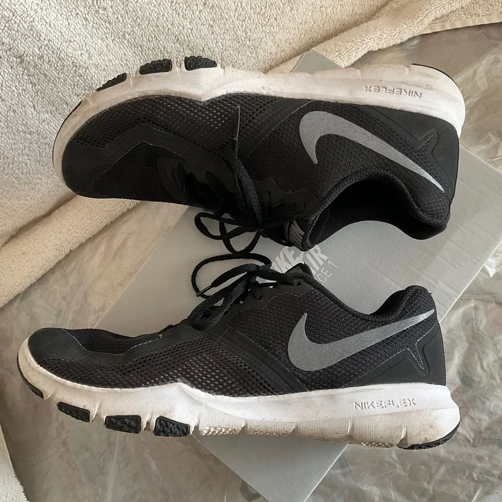 Nike Black and White Athletic Shoes - Picture 3 of 9